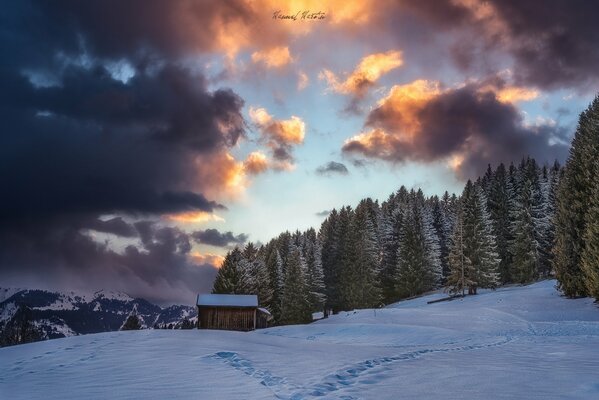 Vacances d hiver dans une maison Alpine dans les montagnes