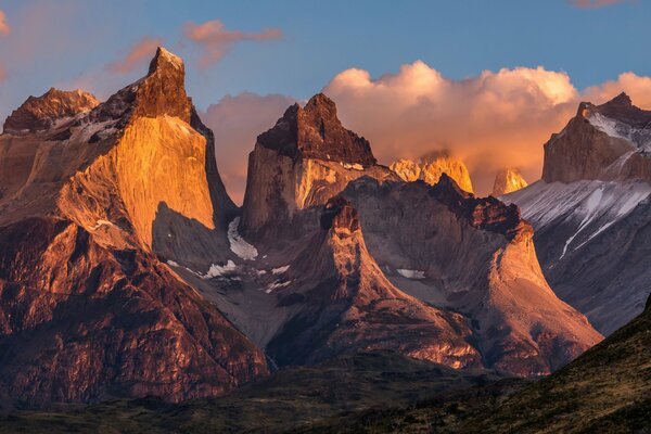 Montagne delle Ande al tramonto