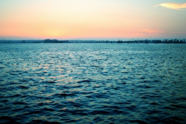 Das grenzenlose blaue Meer bei Sonnenuntergang