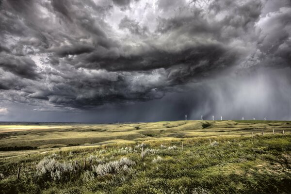 Negro oscuro nubes en el campo