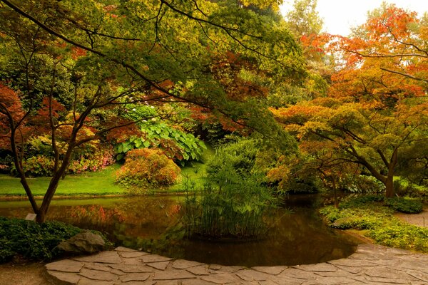 Italienischer Park im Frühherbst