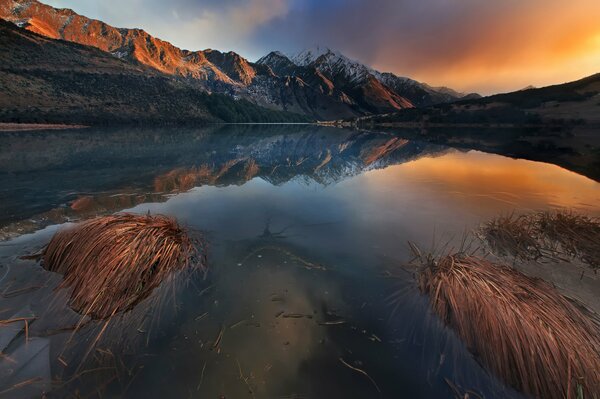 Un lago segreto in mezzo alle montagne