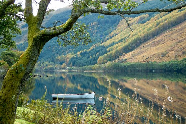 Bateau sur l eau dans les montagnes