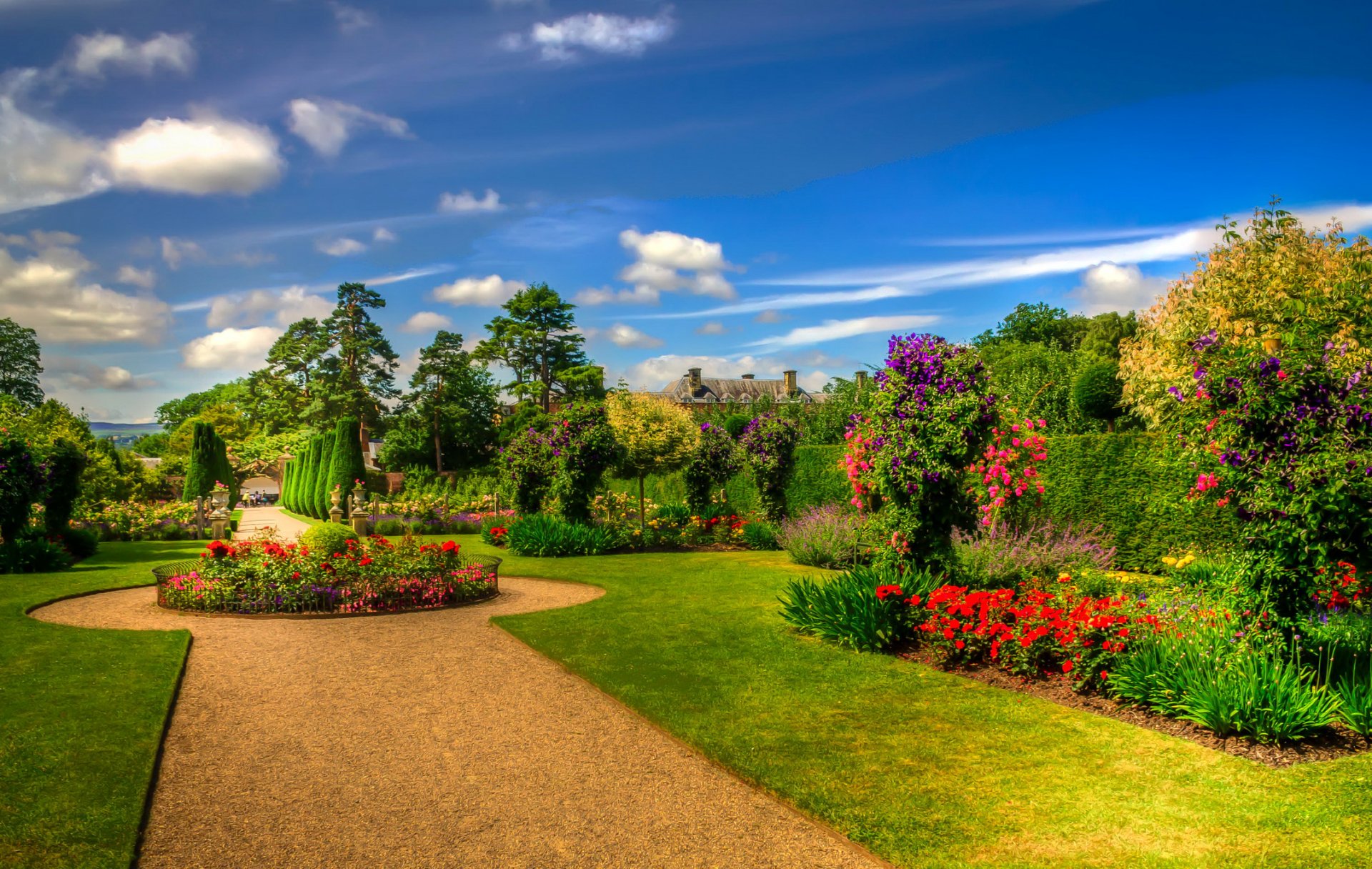 ecosse salle erddig jardin passerelle pelouse parterres de fleurs fleurs buissons arbres soleil ciel nuages