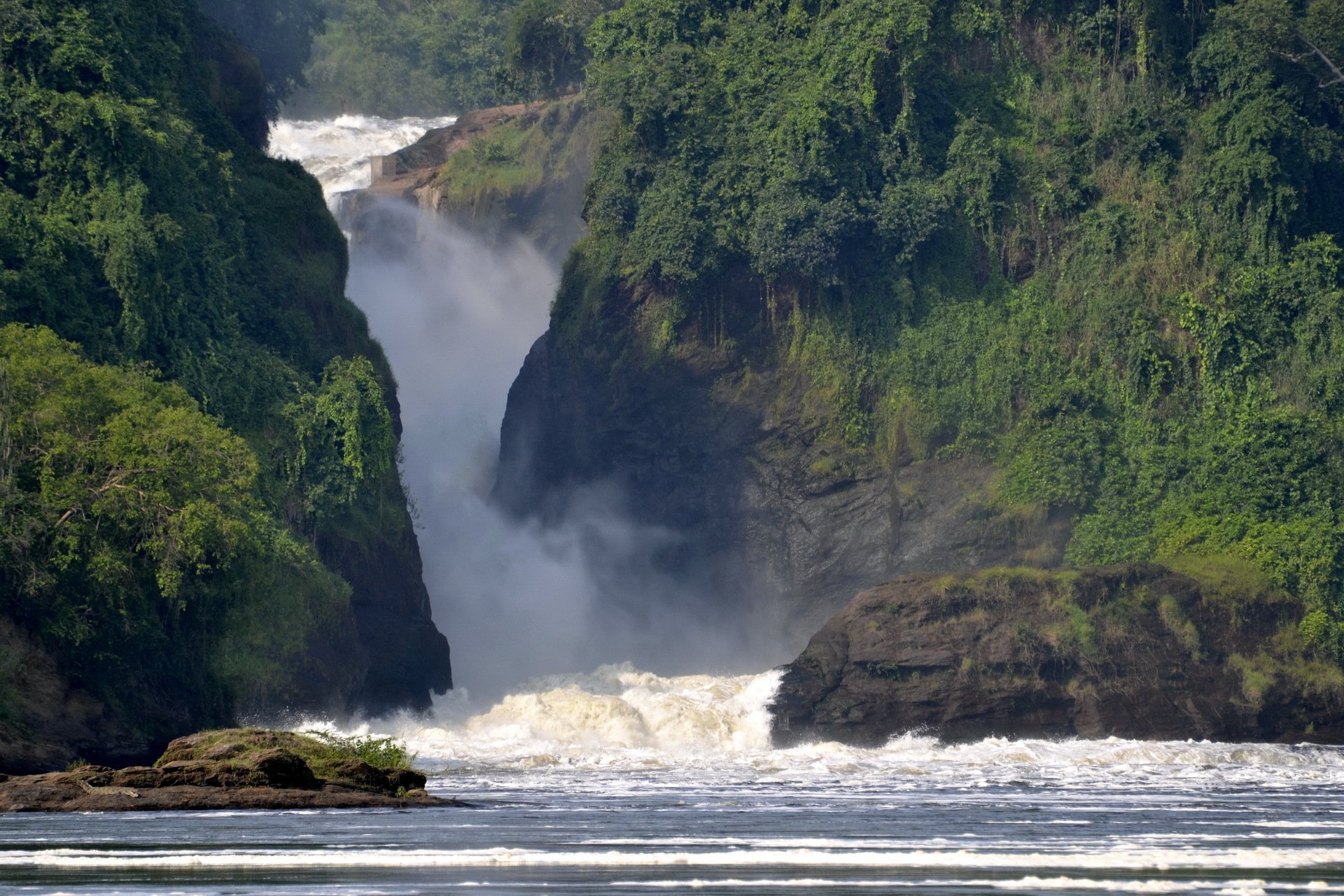 kabarega park narodowy uganda afryka rzeka skały zieleń wodospad burzliwy strumień piana rozpryski