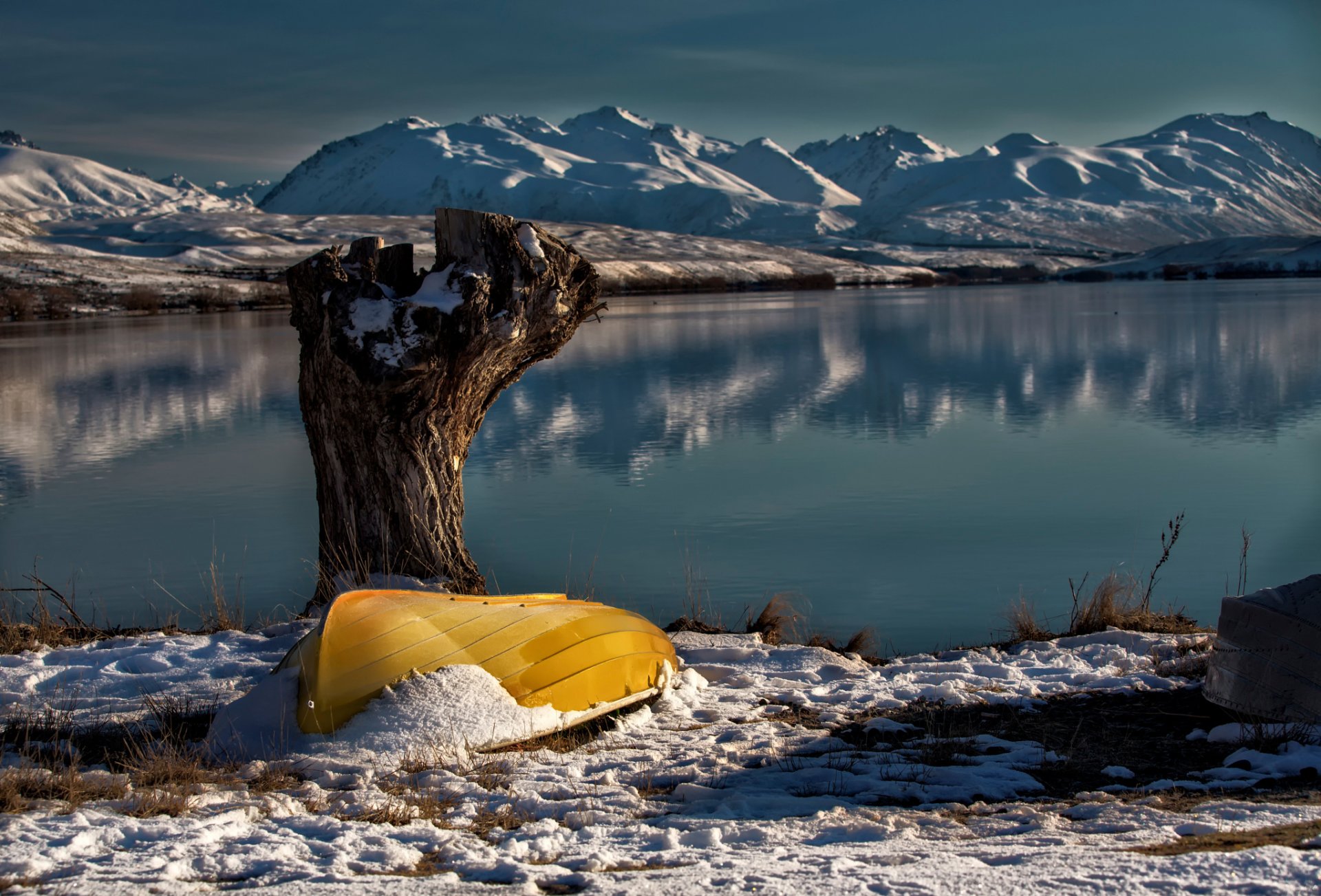 alexandria-see tekapo südinsel neuseeland see schnee boot