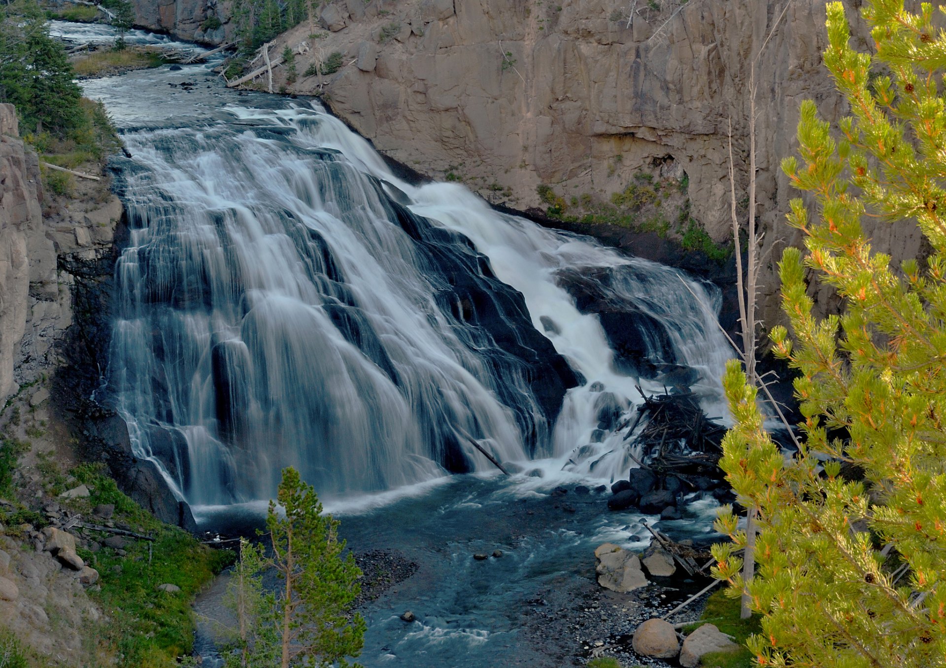 yellowstone wyoming usa rzeka wodospad skały drzewo liście jesień