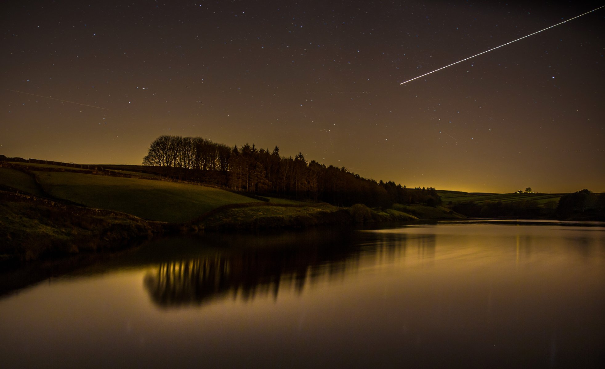 nacht himmel sterne fluss bäume landschaft