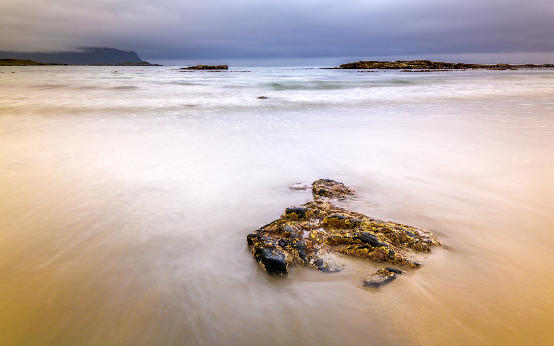 norvège îles lofoten ciel nuages mer sable