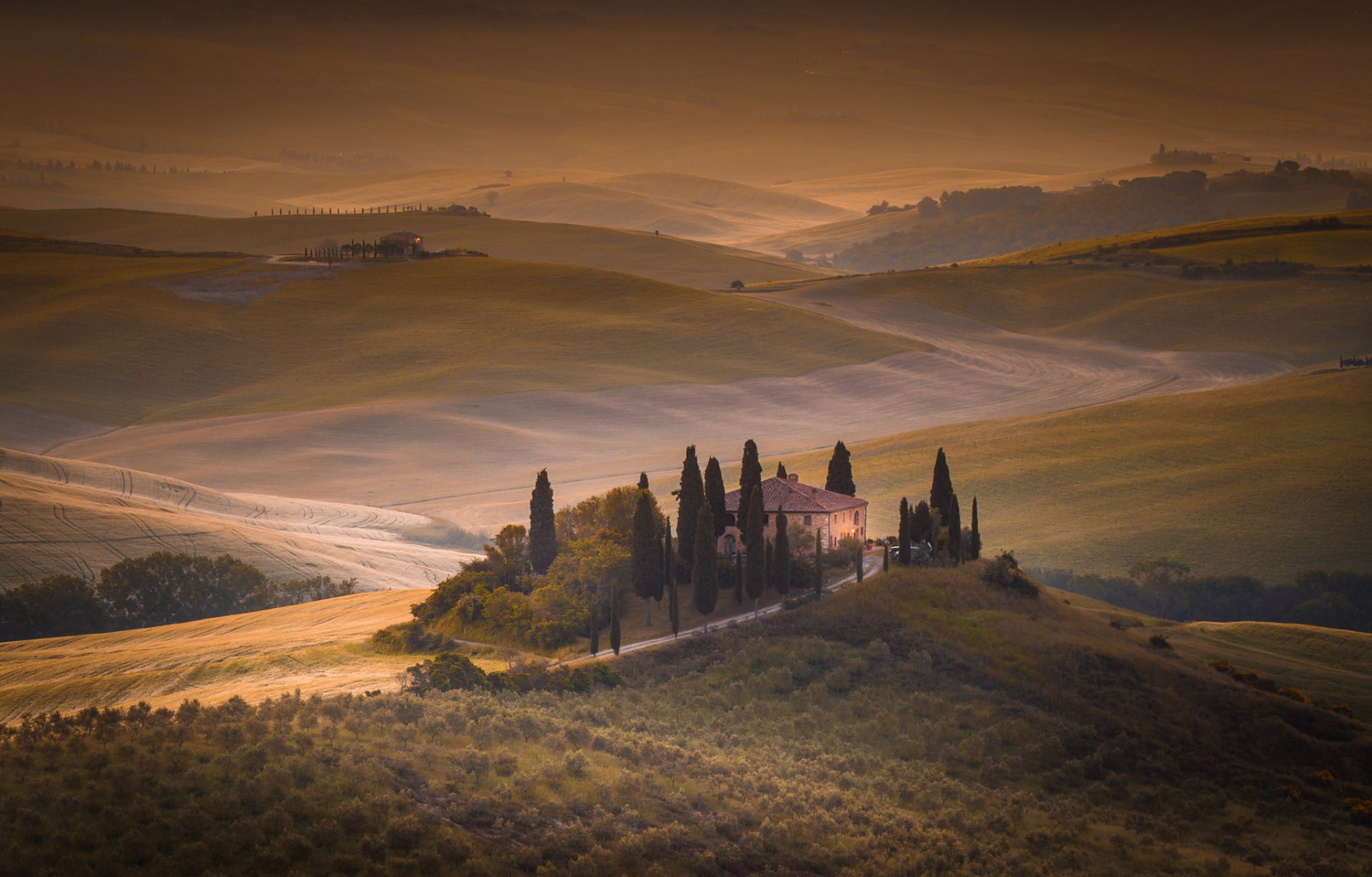 italien toskana morgen felder häuser