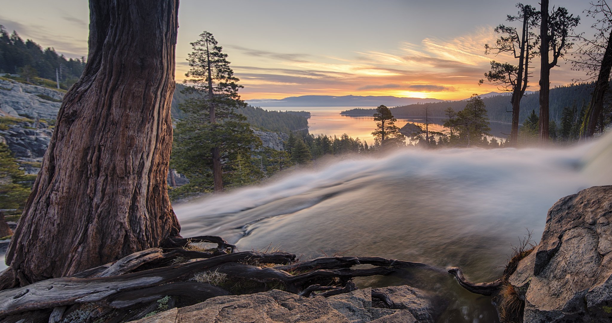 montagnes lac matin brouillard roches arbres paysage