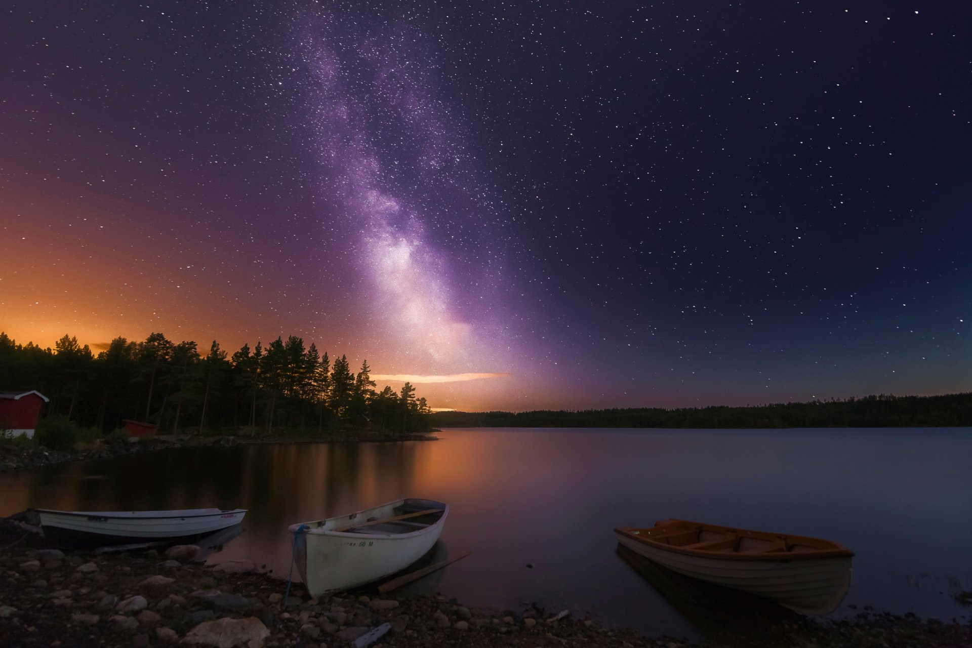 trío noche noruega lago barcos