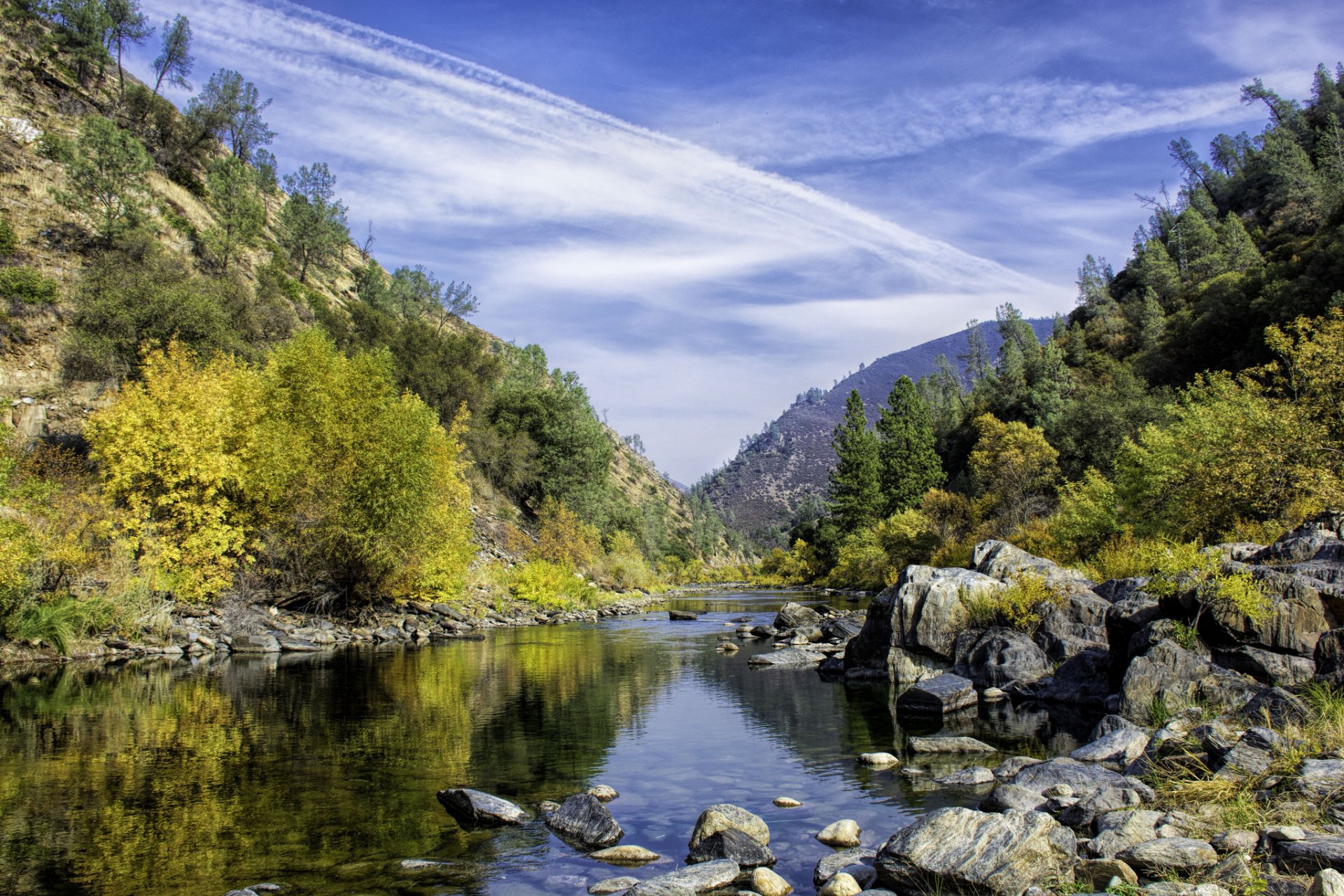 cielo montañas lago piedras árboles otoño