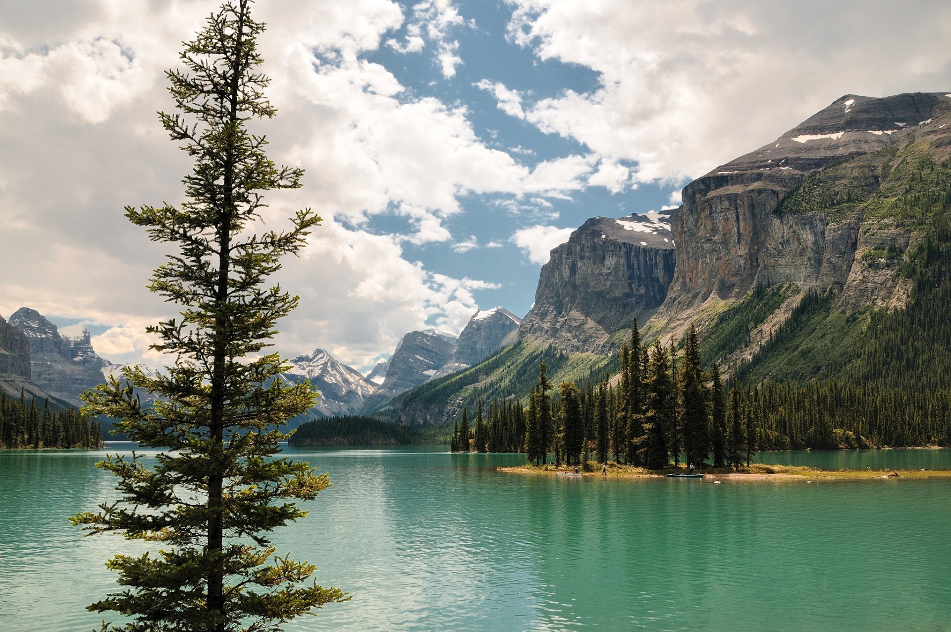 maline jasper alberta canadá lago isla árboles montañas cielo nubes