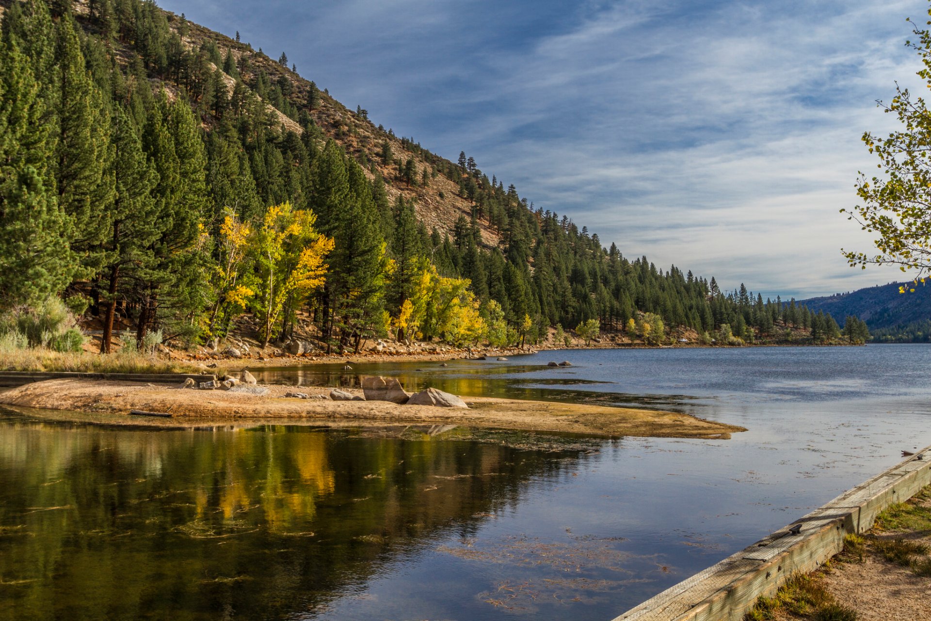 ciel montagnes lac île arbres automne