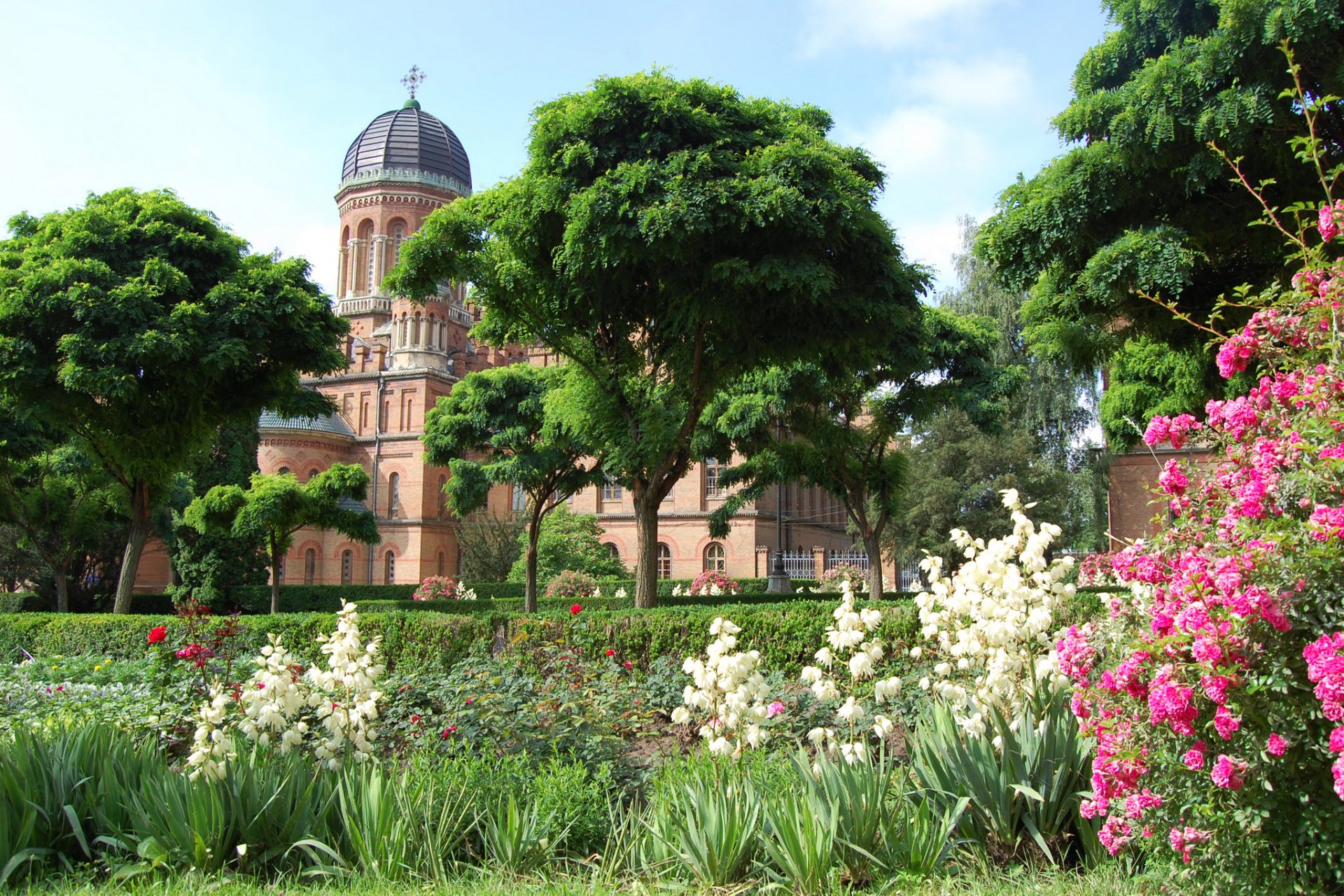 ucrania chernivtsi templo catedral jardín árboles hierba arbustos flores