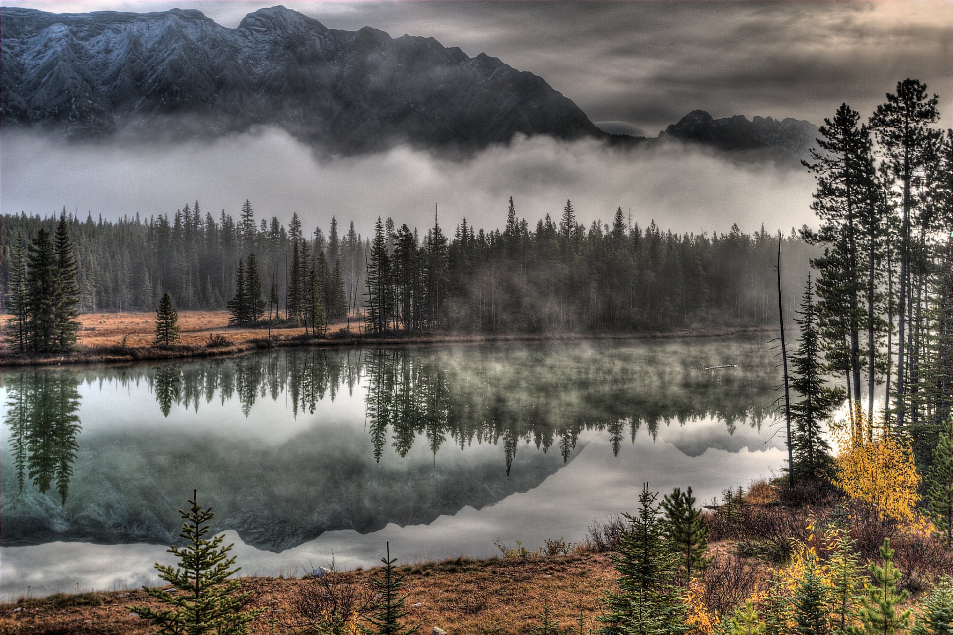 ciel nuages montagnes brouillard rivière arbres