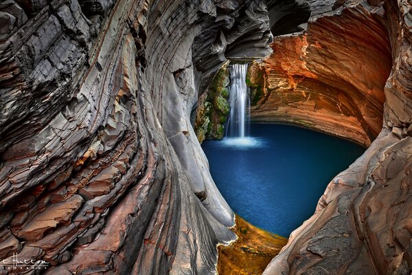 Felsiger Wasserfall in Australien