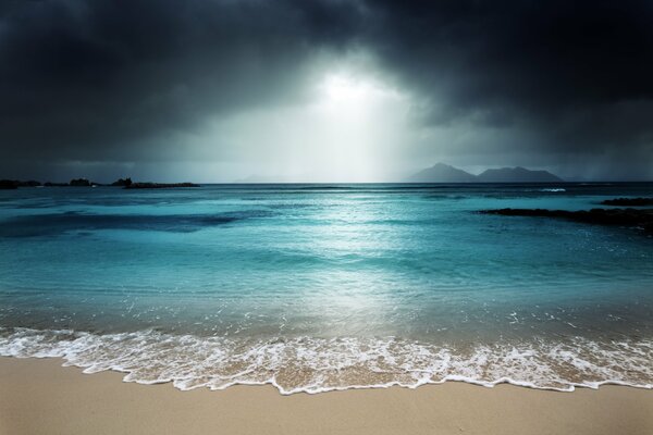 Sonnenuntergang am Strand vor dem Regen