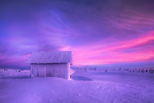 Fienile solitario nella Norvegia innevata