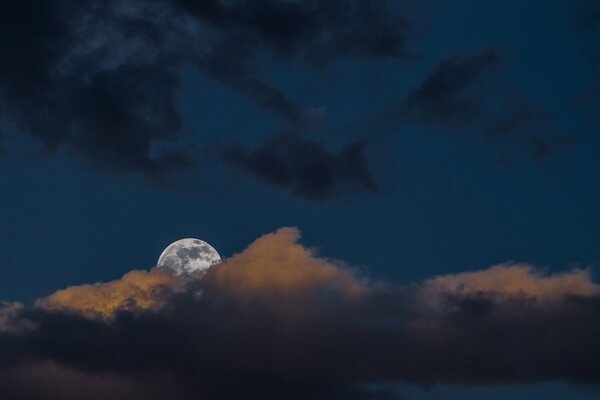 Le ciel nocturne est magique par mauvais temps