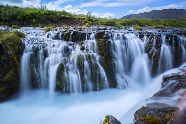 Cascada en un día soleado de verano