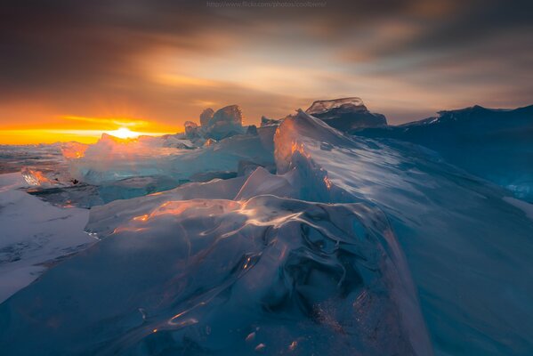 Eisige Berge bei Sonnenuntergang