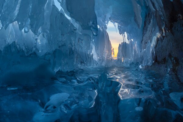 Glaciares azules a la luz del atardecer