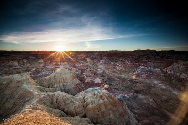 Valle de piedra en los rayos del amanecer