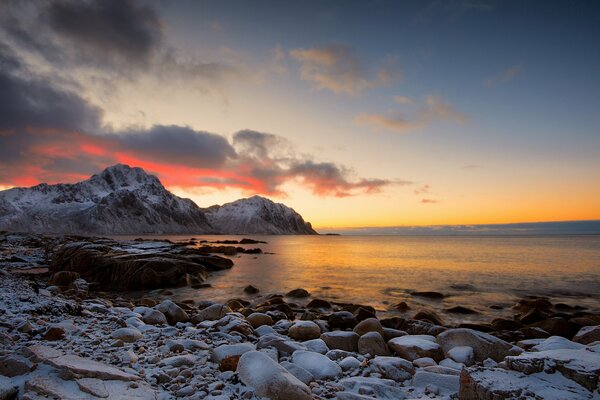 Paysage marin au coucher du soleil