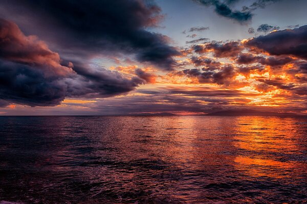 Ciel coucher de soleil sur la mer