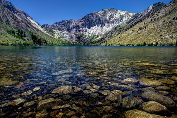 Lac de montagne dans l état de Californie