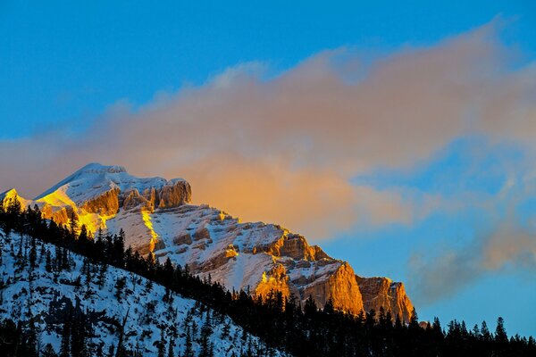 Les derniers rayons du soleil sur les rochers enneigés