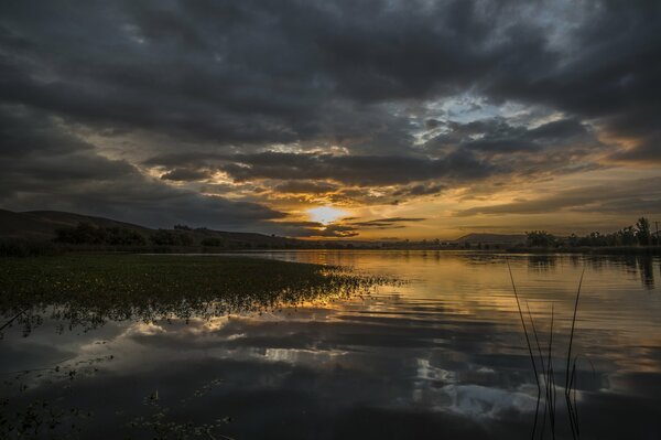 Sonnenaufgang über dem weißen See in den Wolken