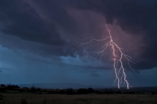 Foudre dans le ciel nocturne