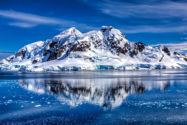 Isla Nevada en el mar de invierno