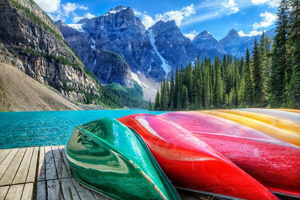 Lac avec montagnes et forêt au Canada. Embarcadère