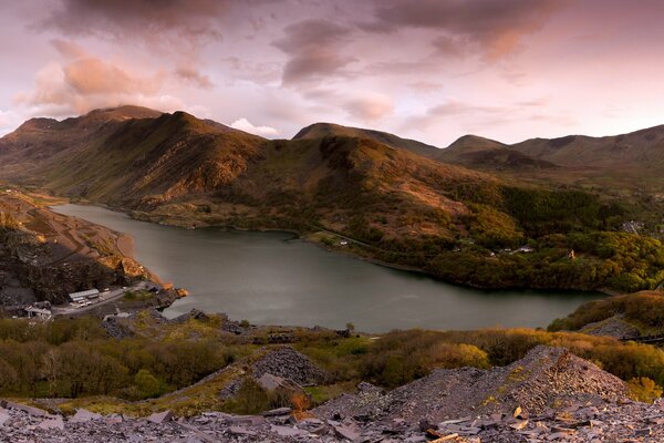 Puesta de sol rosa sobre el lago y las montañas