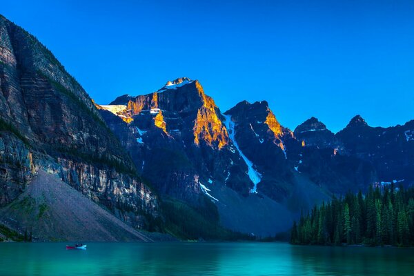 Incredible mountains and green water