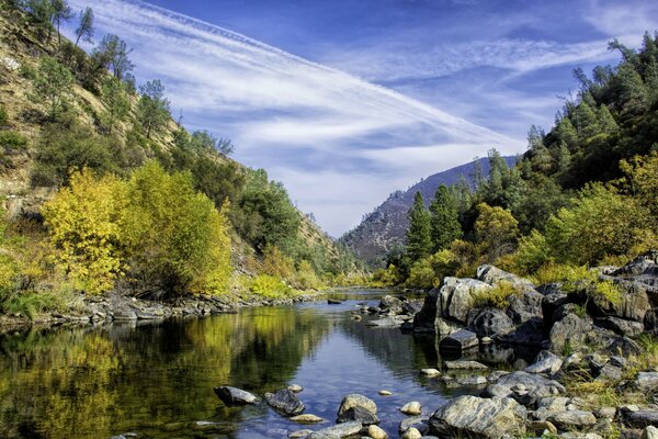 Lac dans un terrain rocheux boisé