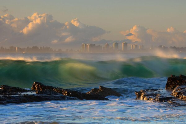 Costa rocosa del mar en el fondo de la ciudad brumosa