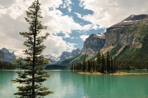 Lago cerca de la isla canadiense