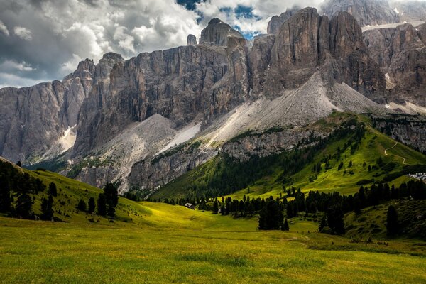 Una fantastica combinazione di cielo di montagne e colline verdi