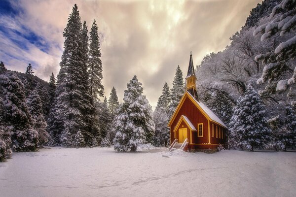 Ein Haus im Winterwald