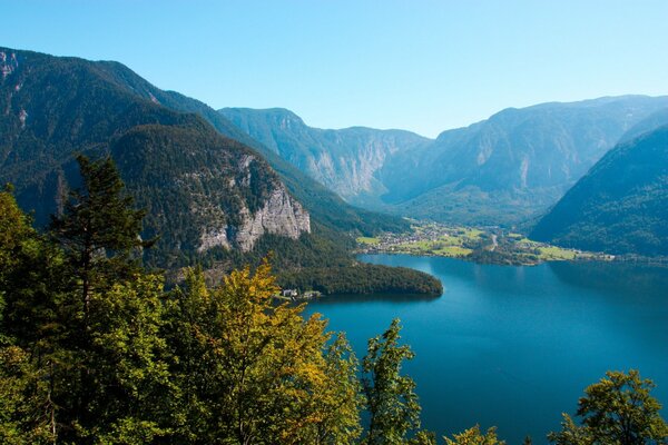 Paisajes de Austria con montañas y cuerpo de agua