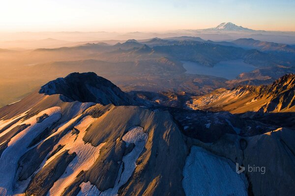 Cime innevate di montagne ai raggi dell alba