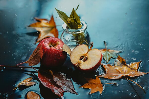 Foto von Apfel und Laub im Regen