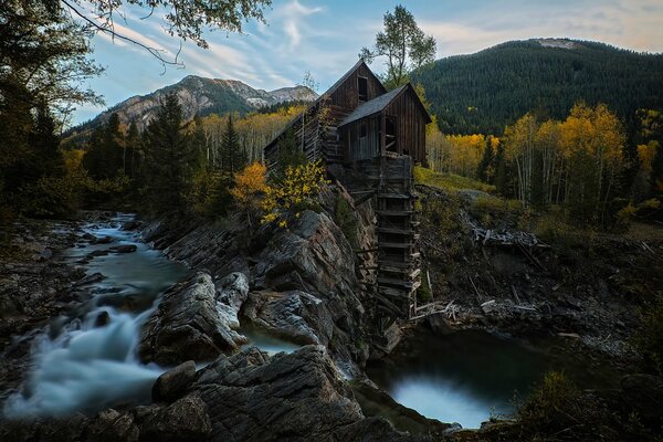 Grange dans la forêt sur la rivière dans le Colorado