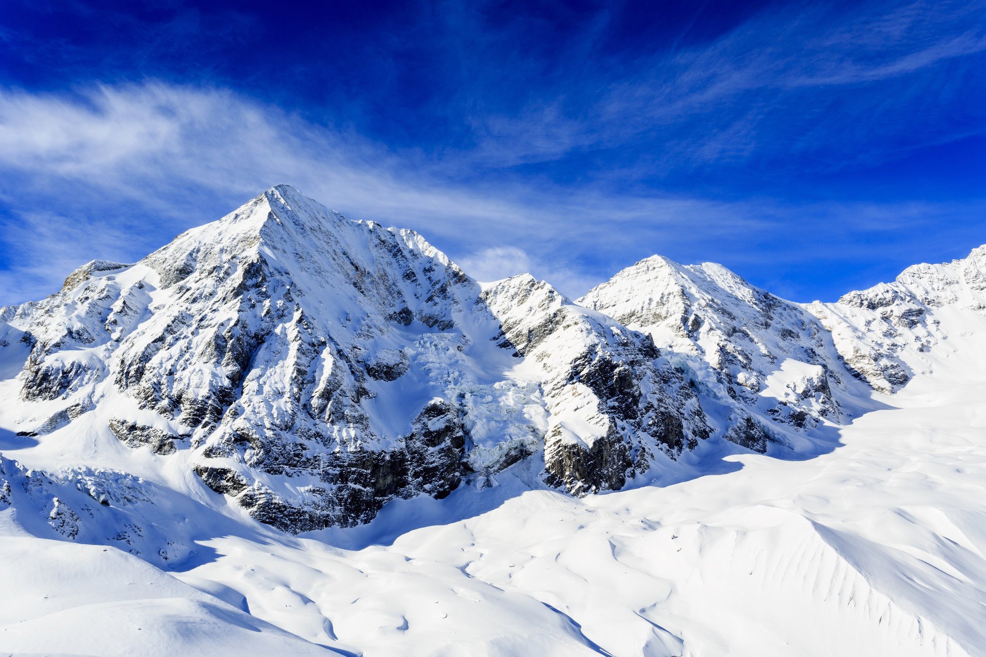 montañas cresta nieve