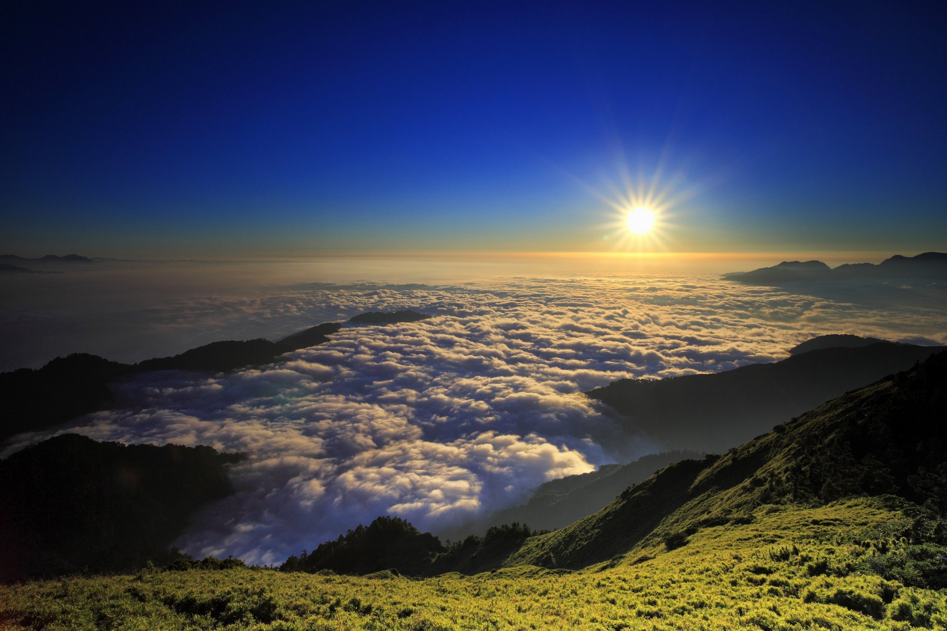 ciel soleil rayons coucher de soleil montagnes nuages